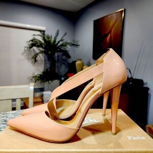 New Christian Louboutin Astrid Pump in Nude Patent Leather Size 39 100mm